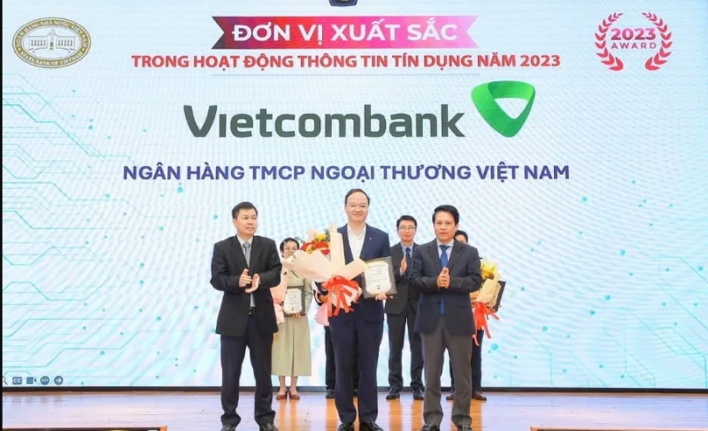 Phó Thống đốc NHNN Phạm Tiến Dũng trao giải thưởng Đơn vị xuất sắc trong hoạt động thông tin tín dụng năm 2023 cho Phó Tổng giám đốc Lê Quang Vinh.